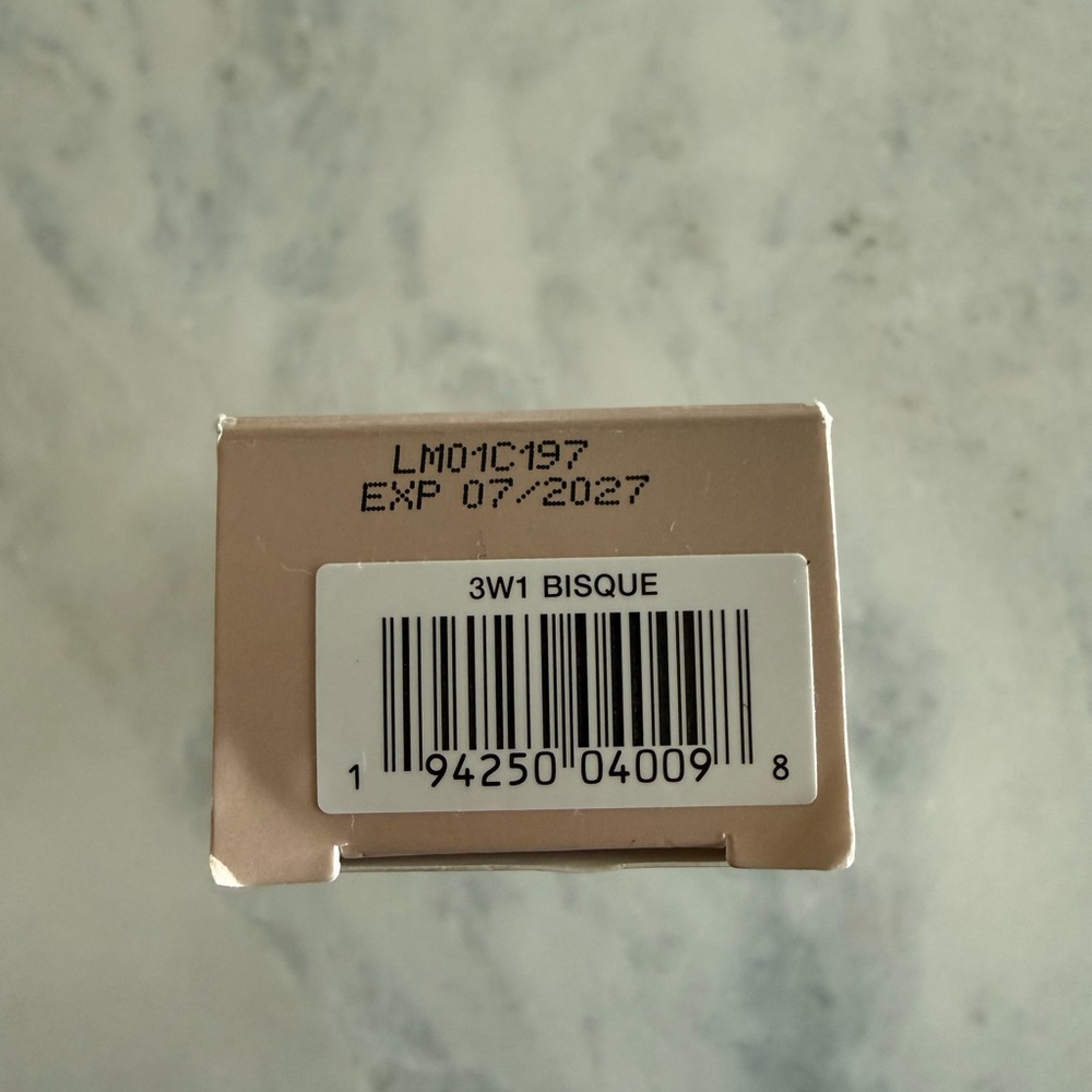 Laura Mercier Tinted Moisturizer Light Revealer - Cream Shade Bisque - Picture 4 of 11